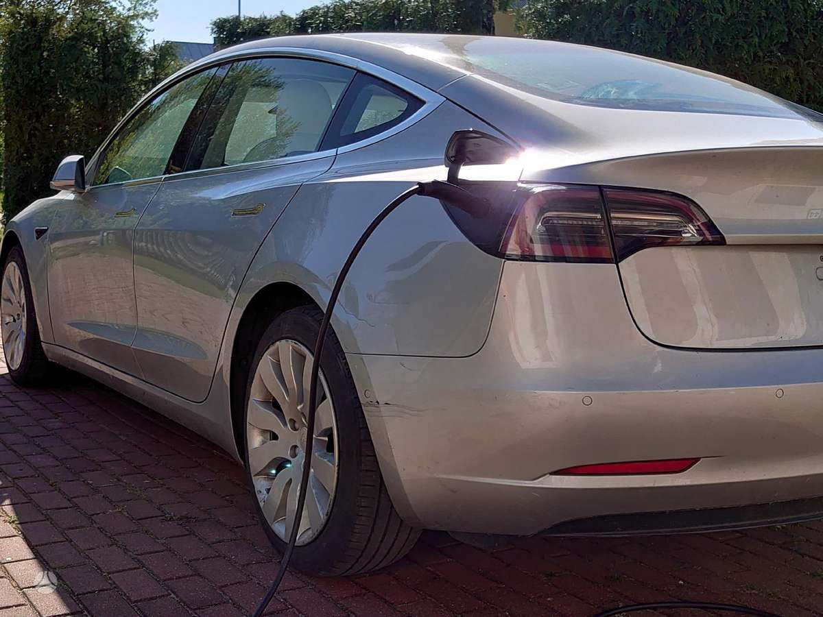Tesla Model 3, sedanas