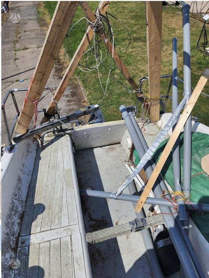 Savadarbė LT300, Jachta dalimis