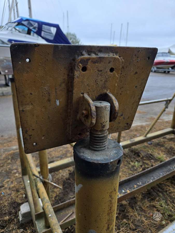Savadarbė LT300, Jachta dalimis