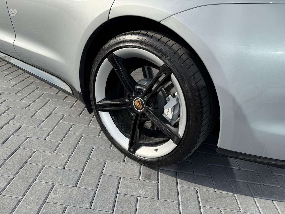 Porsche Taycan - 12