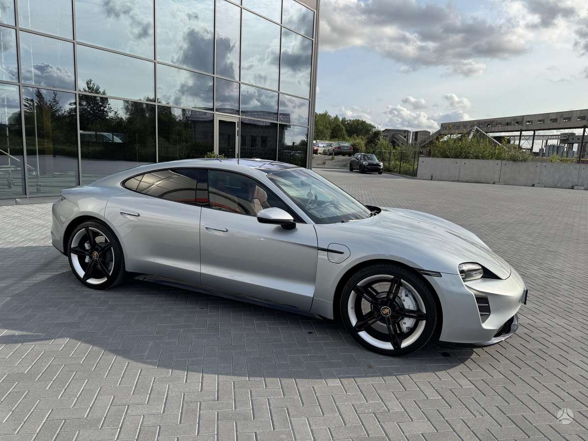Porsche Taycan - 8