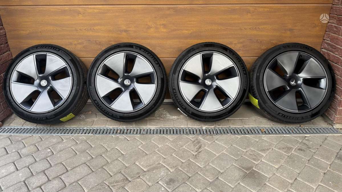 TESLA Model 3, light alloy, R18