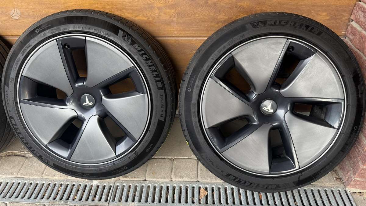 TESLA Model 3, light alloy, R18