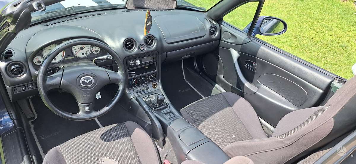 Mazda MX-5, 1.6 l., convertible