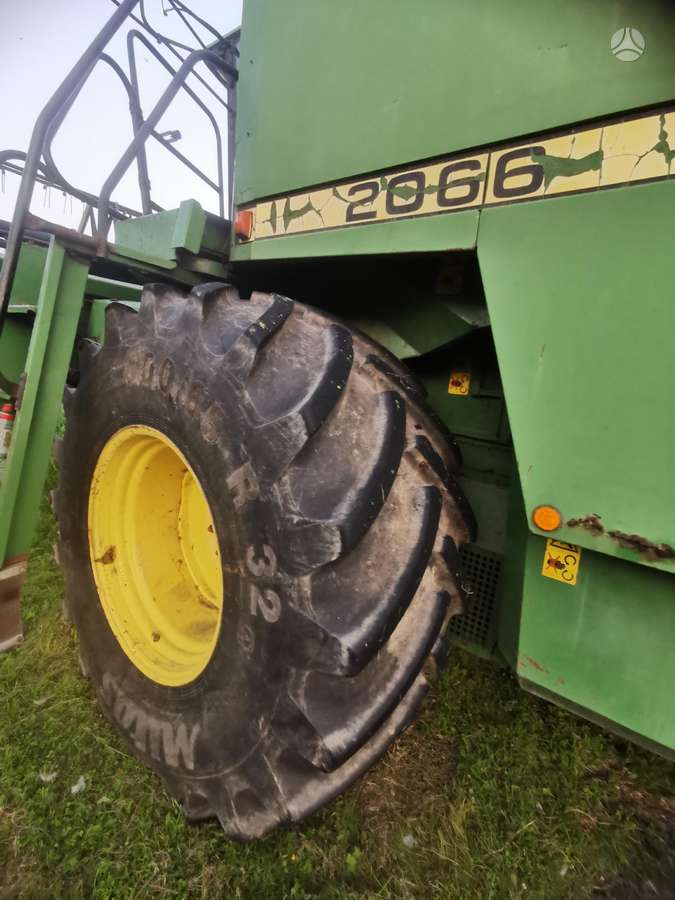 John Deere 2066, combine harvesters
