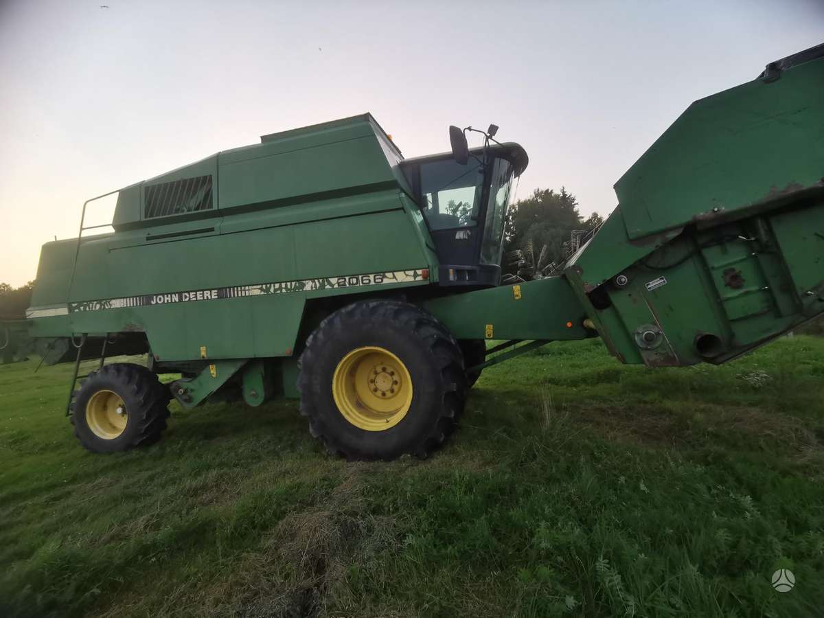 John Deere 2066, combine harvesters