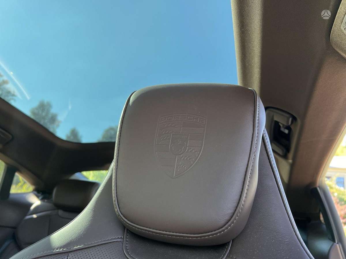 Porsche Taycan, 93 kWh, hatchback