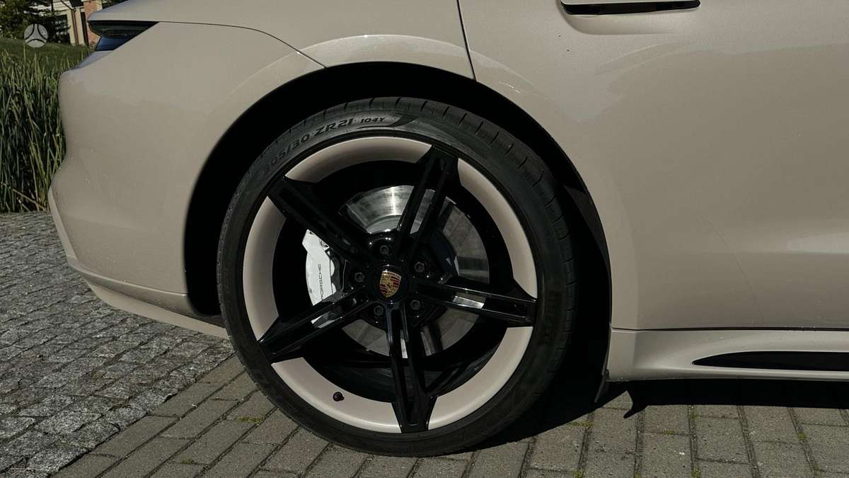 Porsche Taycan - 11