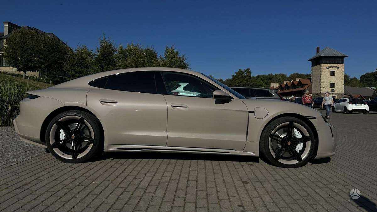 Porsche Taycan, 93 kWh, hatchback