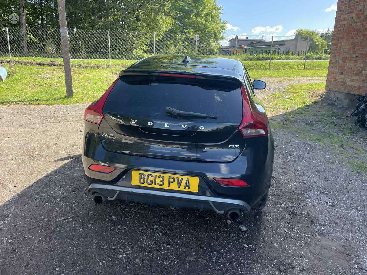 Volvo V40 dalimis