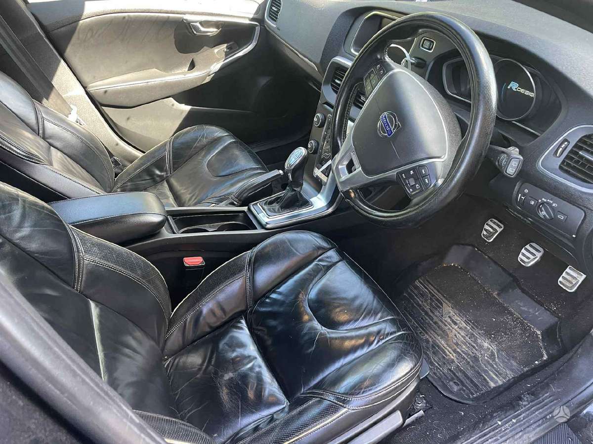 Volvo V40 dalimis