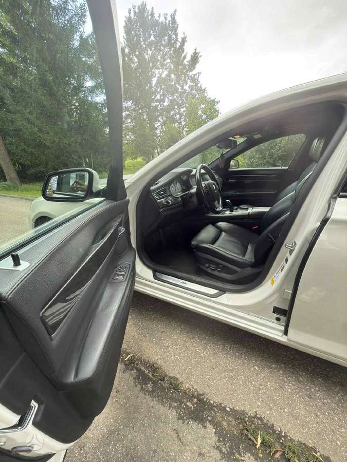 BMW 750, 4.4 l., Седан