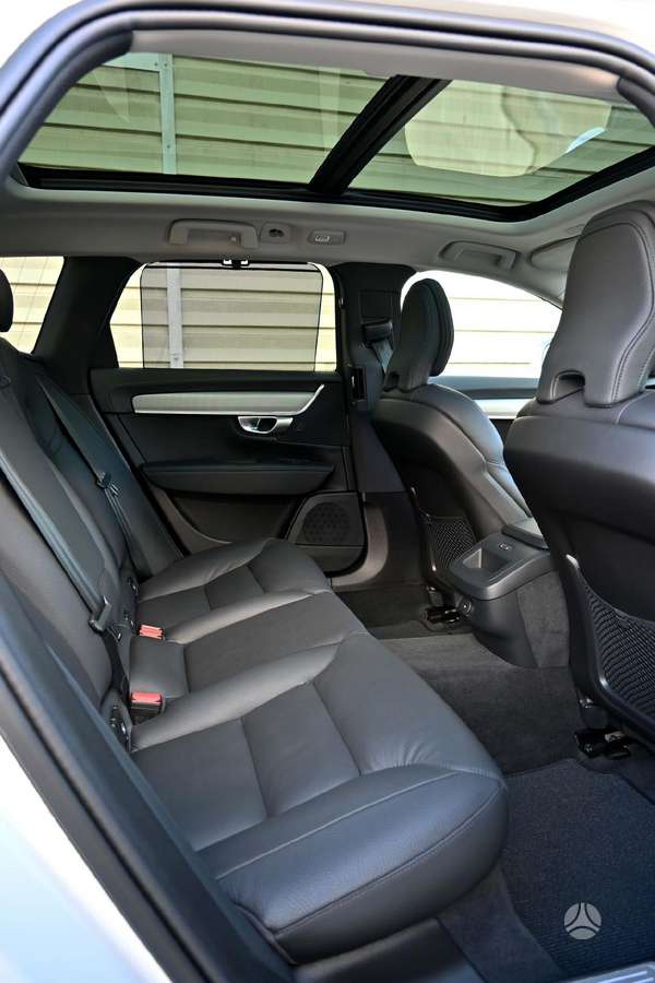 Volvo V90 Cross Country - 11
