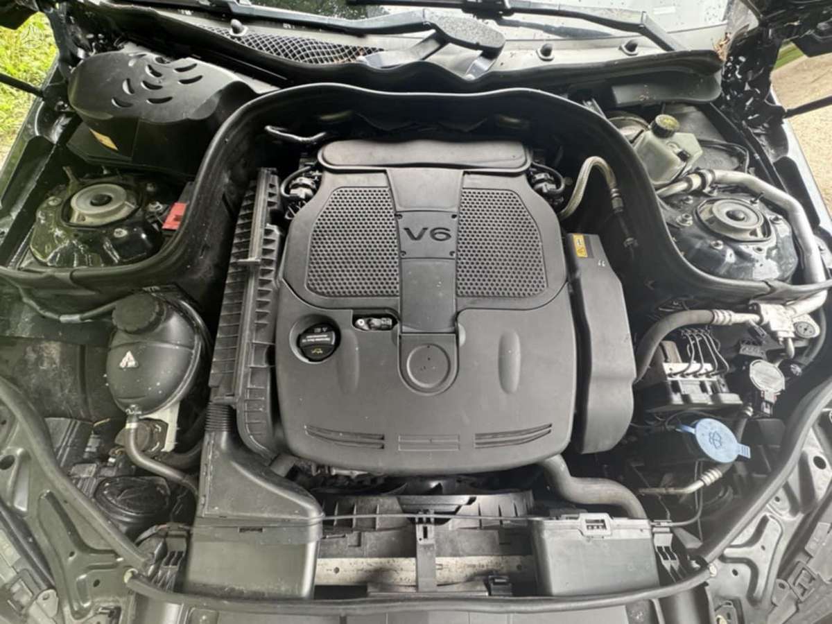Mercedes-Benz E350, Седан
