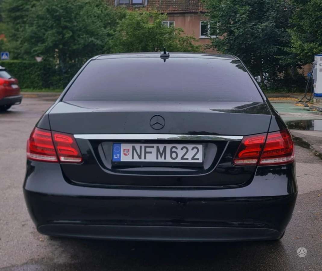Mercedes-Benz E350, Седан