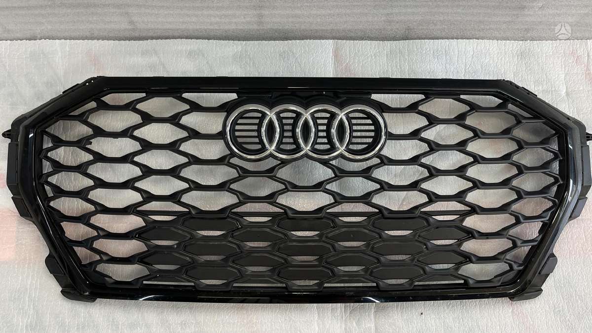 Audi Q3, JUODOS GROTELES 100eu