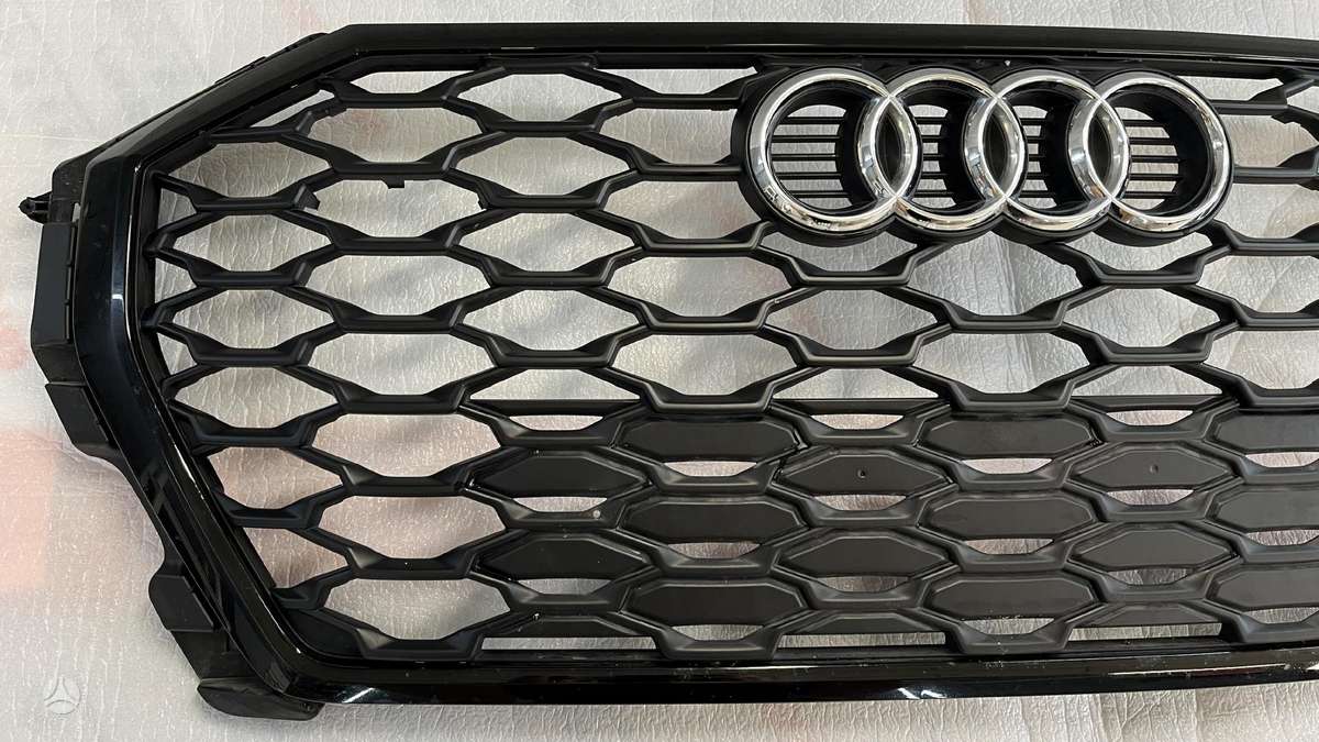 Audi Q3, JUODOS GROTELES 100eu