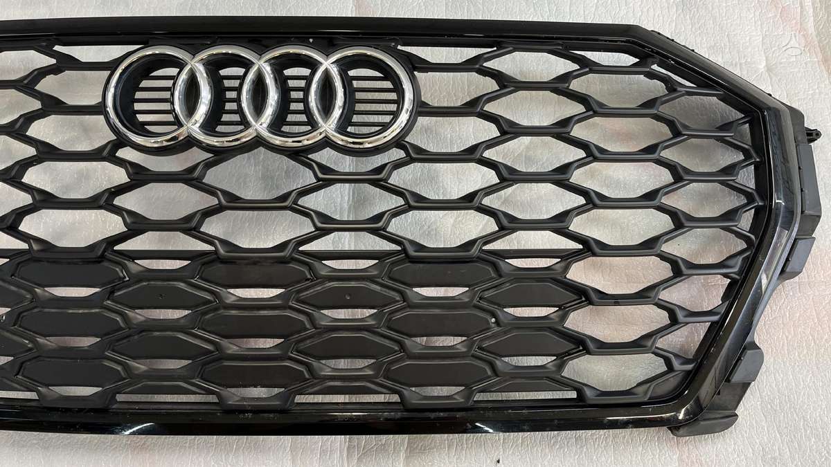 Audi Q3, JUODOS GROTELES 100eu