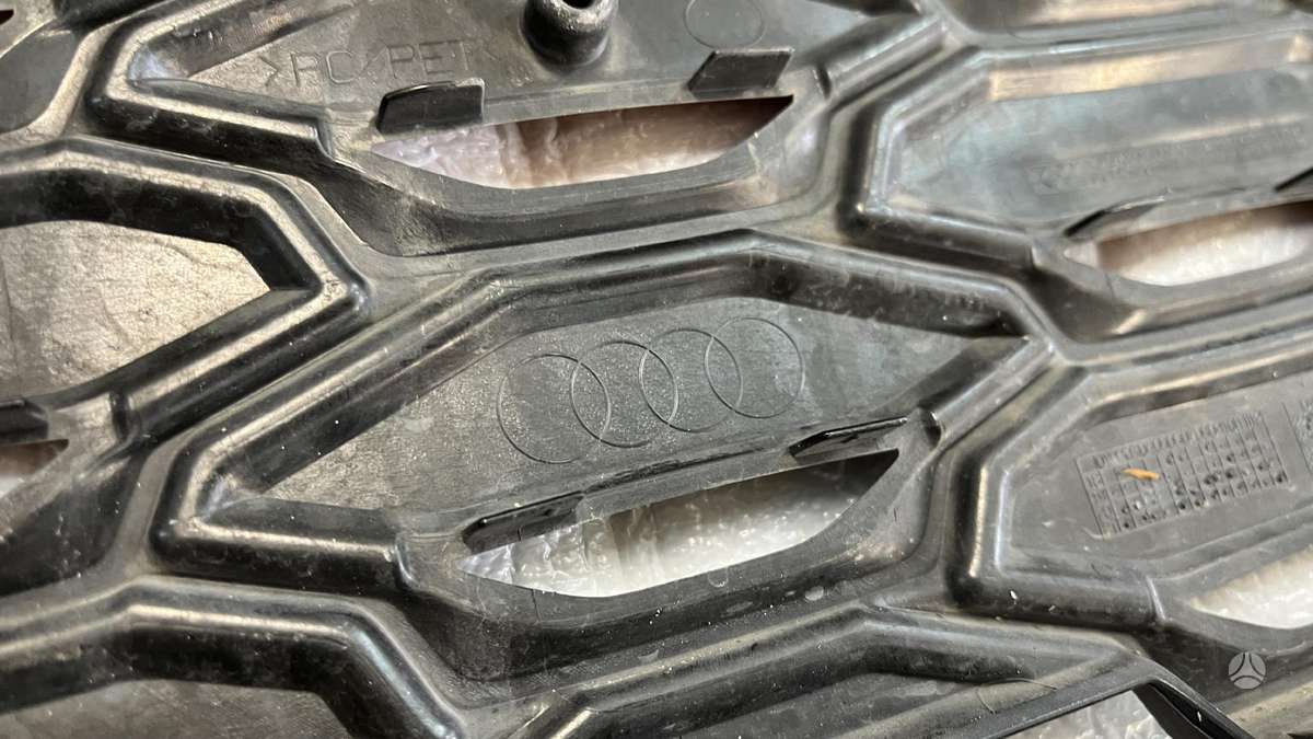 Audi Q3, JUODOS GROTELES 100eu