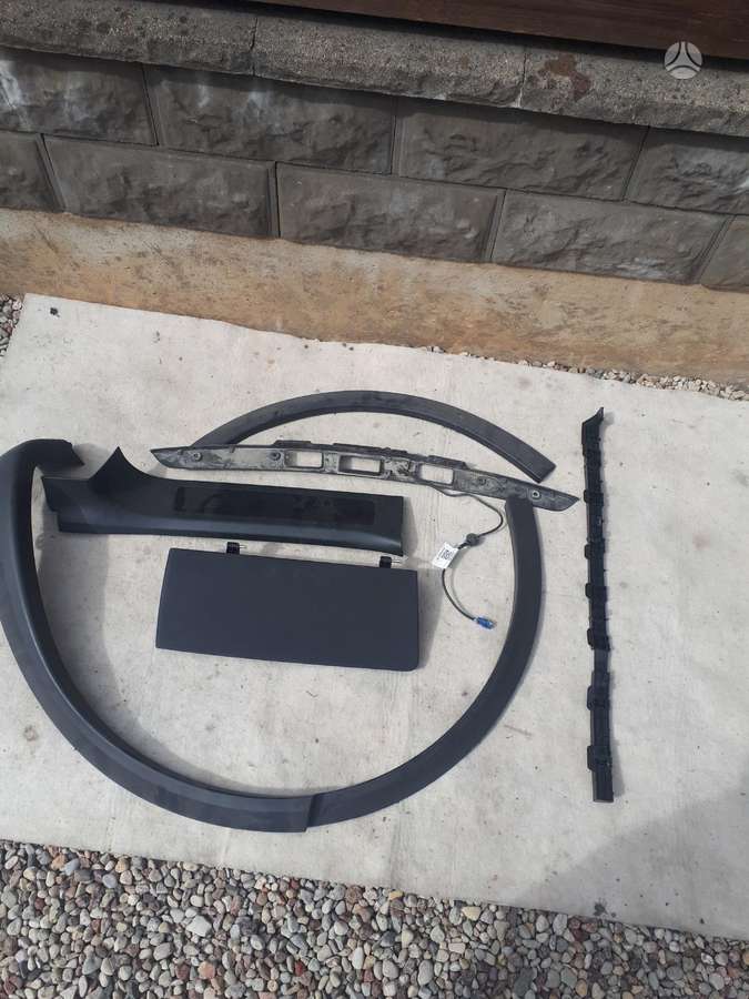 Tesla Model X kėbulo dalys