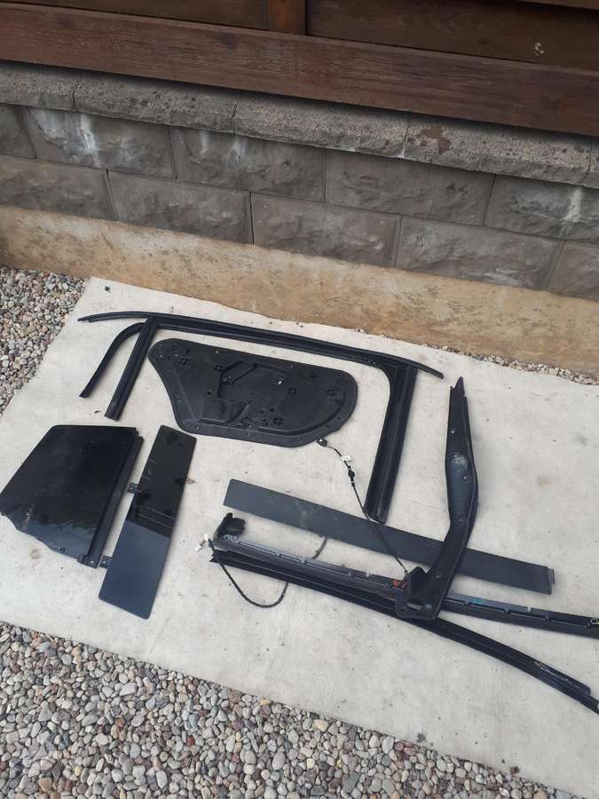 Tesla Model X kėbulo dalys