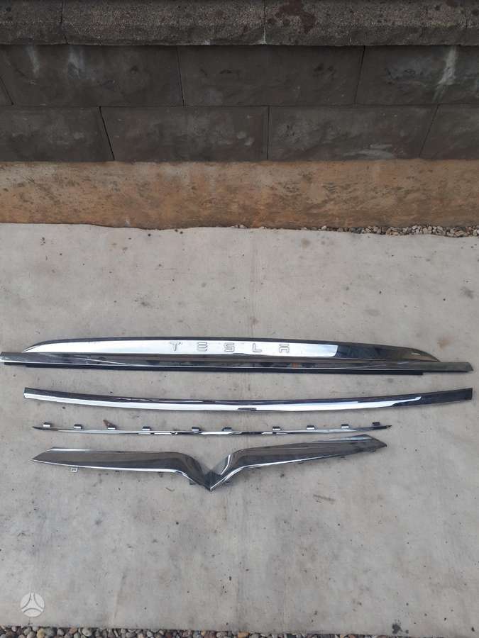 Tesla Model X kėbulo dalys
