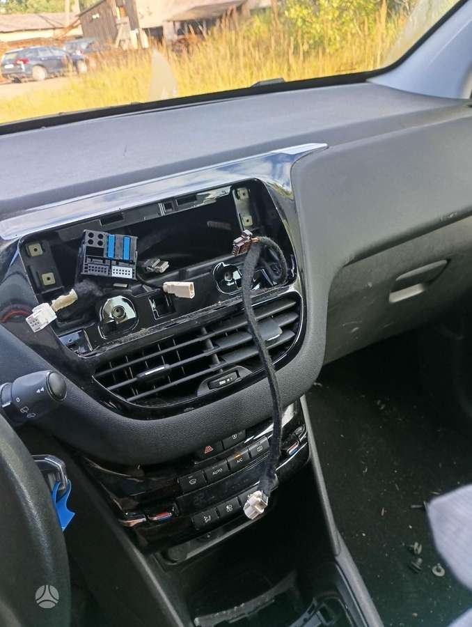 Peugeot 208 dalimis. Europa