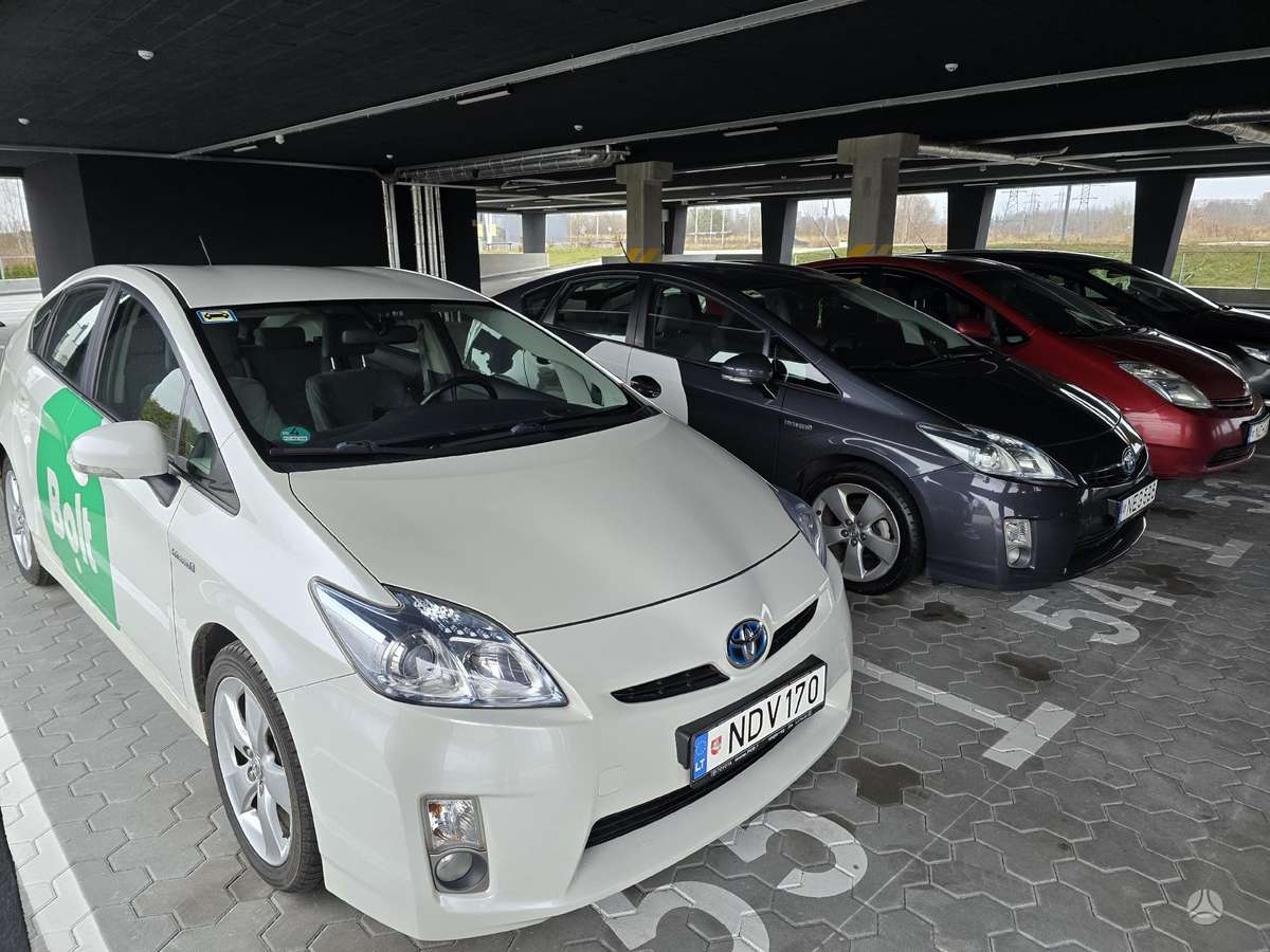 Toyota Prius, 1.8 l., Универсал