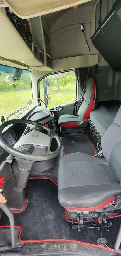 Volvo FH, double sleeper