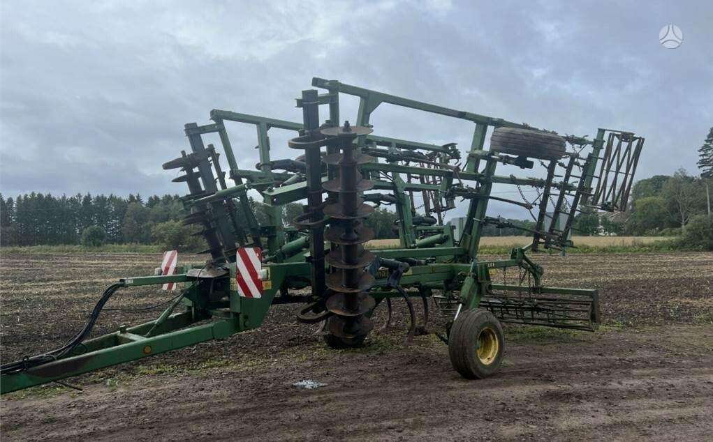 John Deere 410A, скребки, скрубберы