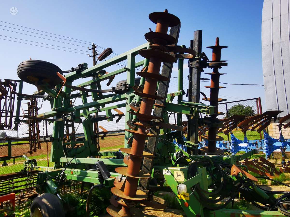 John Deere 410A, скребки, скрубберы