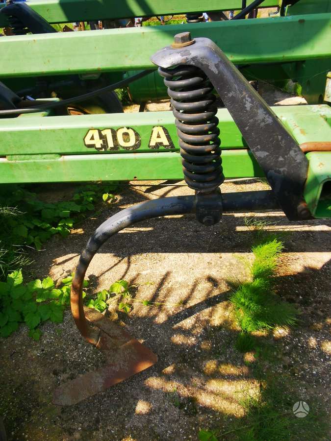 John Deere 410A, scrapers, scrubbers