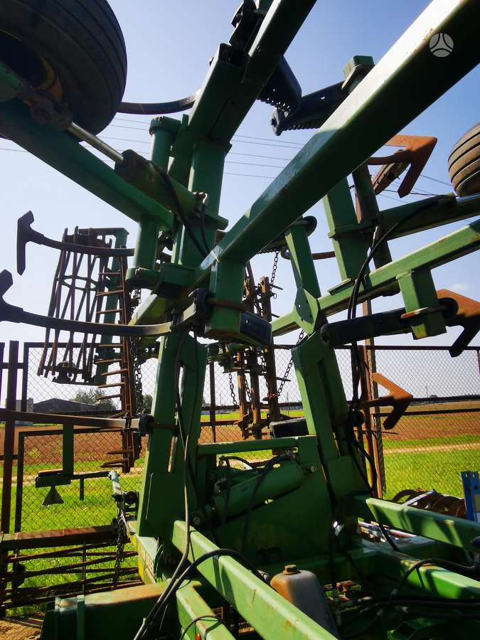 John Deere 410A, скребки, скрубберы
