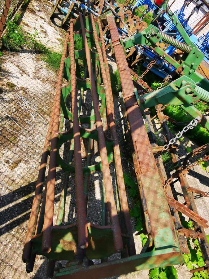 John Deere 410A, скребки, скрубберы