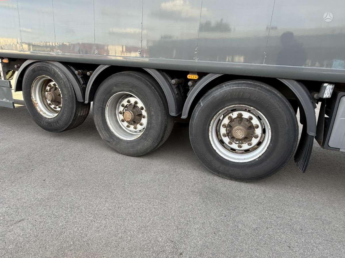 Kraker, with moving floor