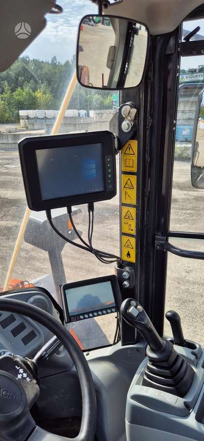 Hitachi ZW150 su svarstyklem, frontal loader