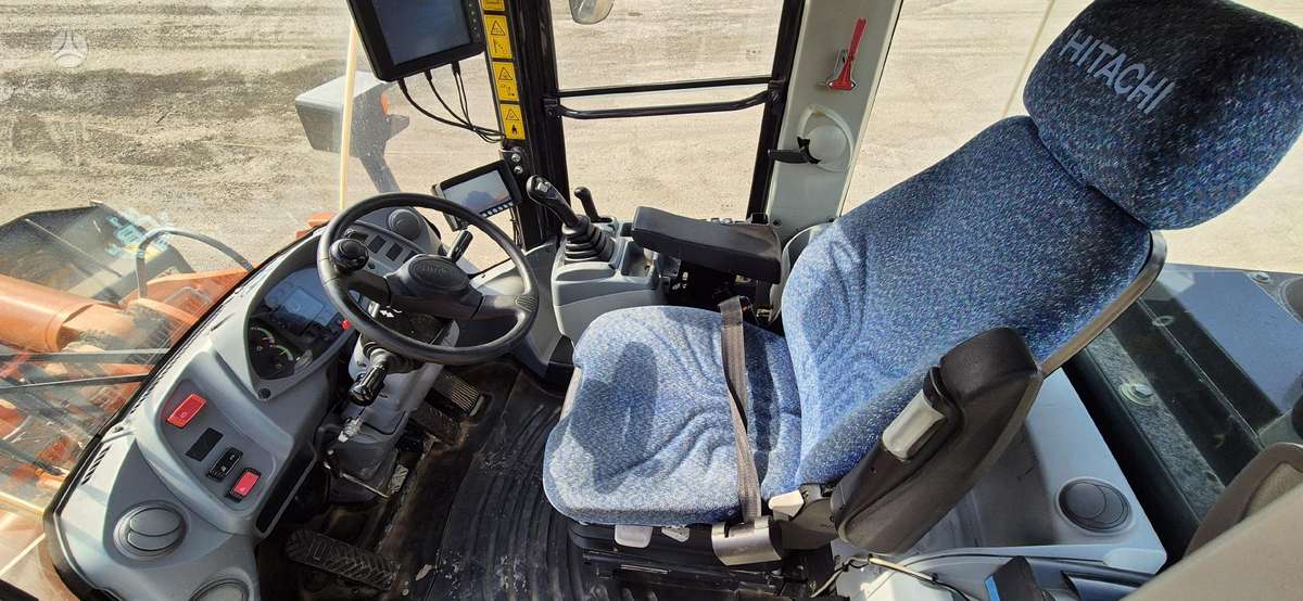 Hitachi ZW150 su svarstyklem, frontal loader