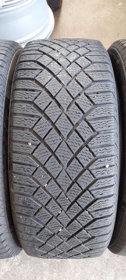 Continental, зимние 235/50 R19