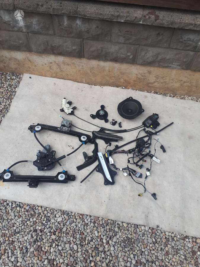 Tesla Model X kėbulo dalys
