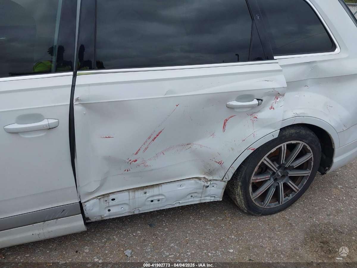 Audi Q7 dalimis. Usa dalimis