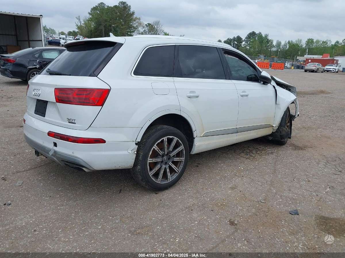 Audi Q7 dalimis. Usa dalimis