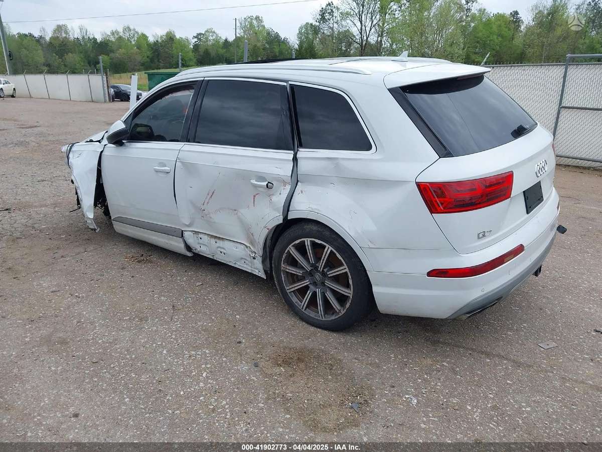 Audi Q7 dalimis. Usa dalimis