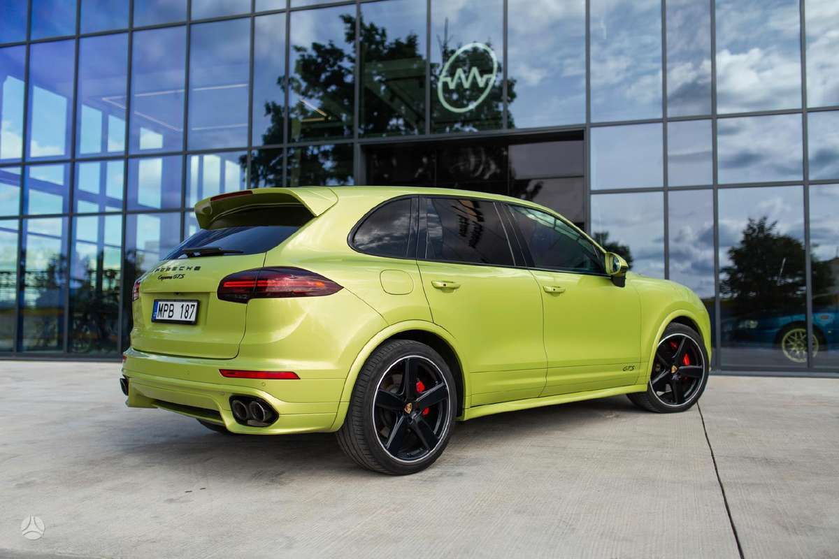 Porsche Cayenne - 1