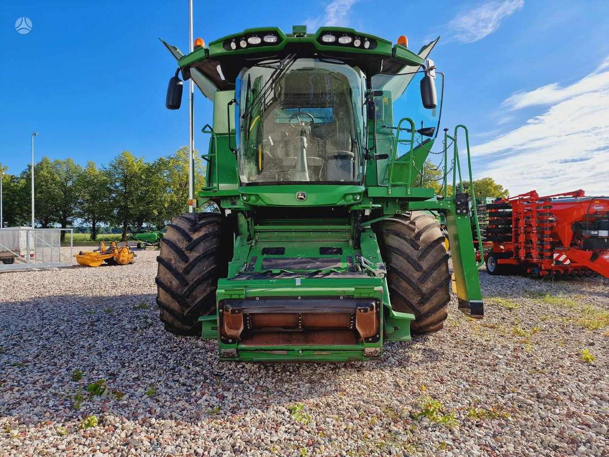 John Deere S680, kombainai
