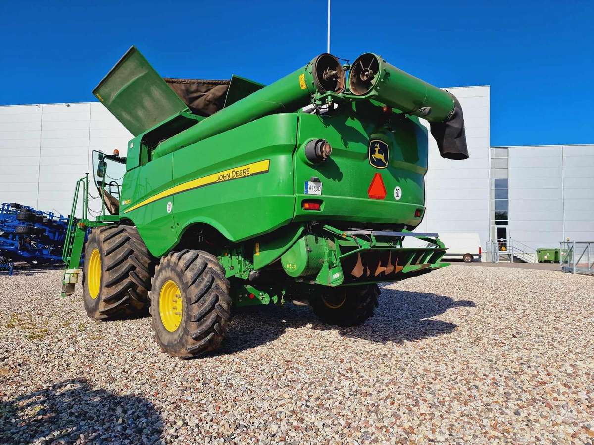 John Deere S680, kombainai
