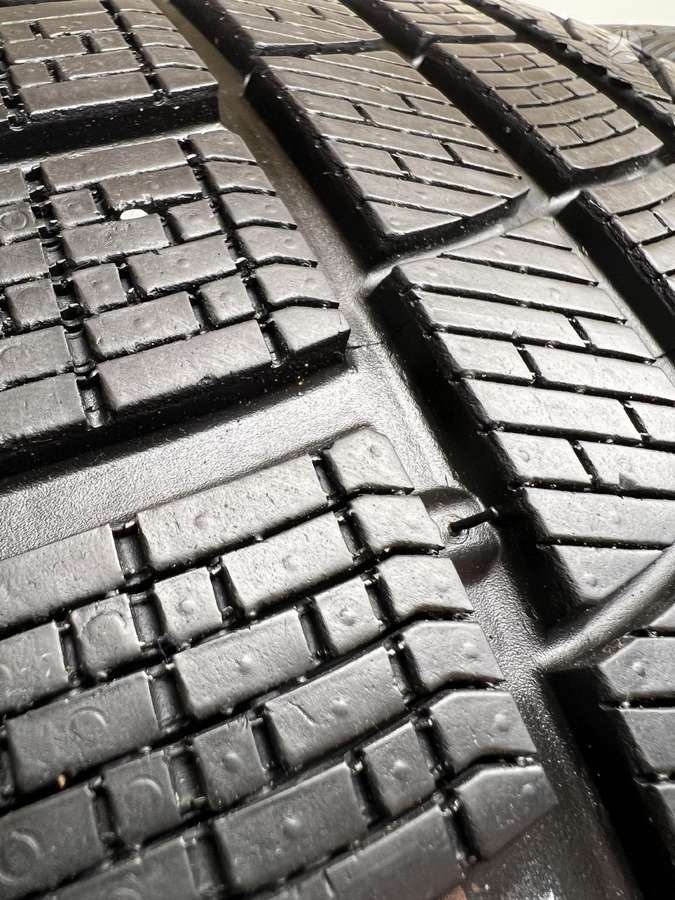 Pirelli P-Zero Winter *(BMW) 2024m, winter 255/40 R21