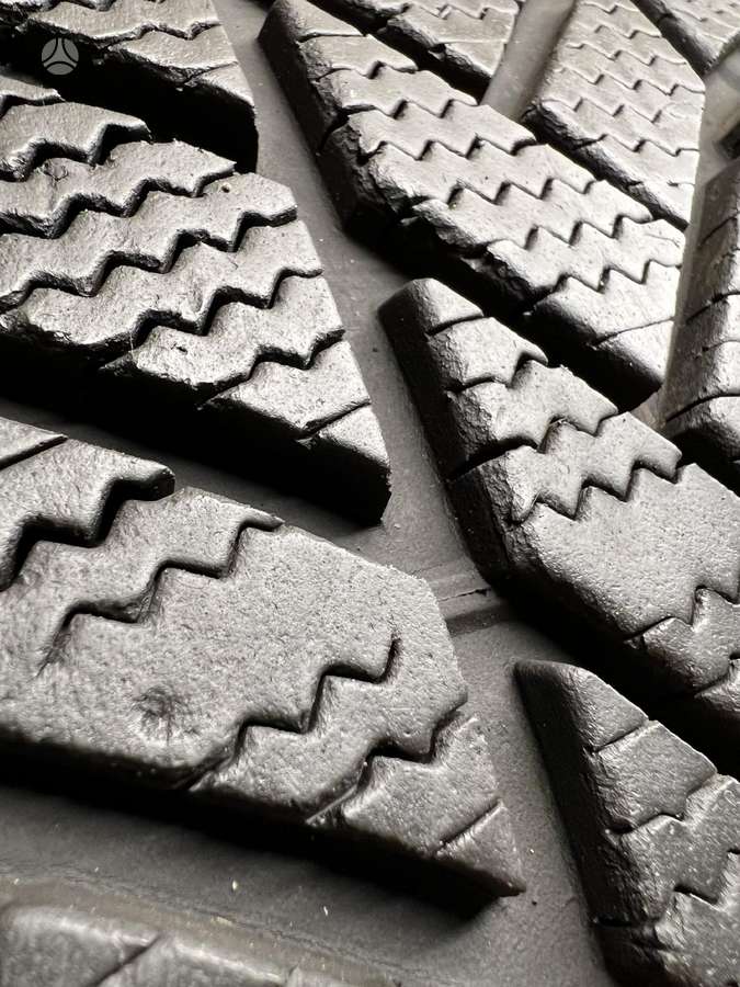 Bridgestone Blizzak LM005 2023m, winter 285/40 R22
