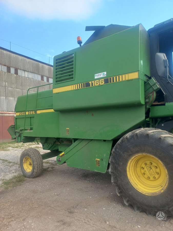 John Deere 1166