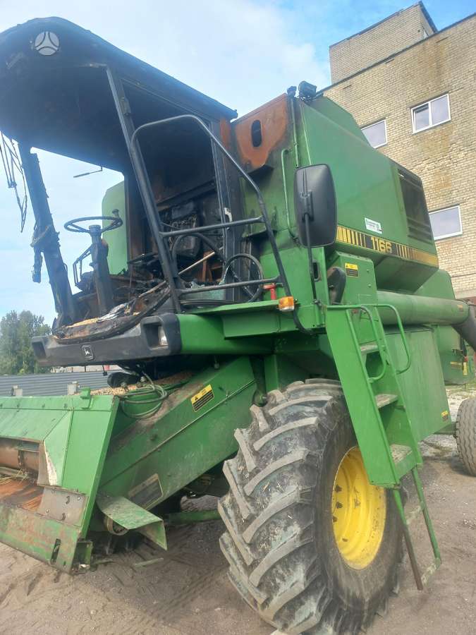 John Deere 1166