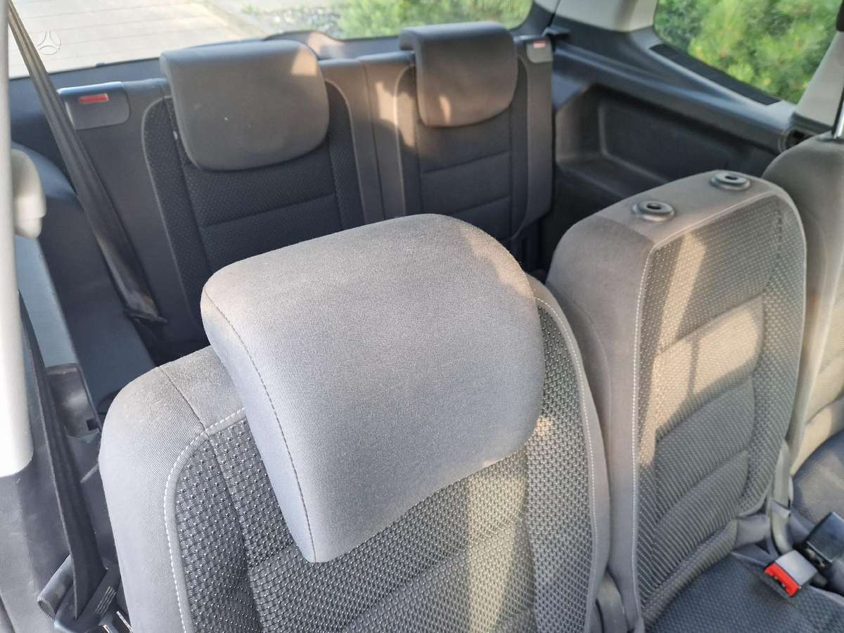 Volkswagen Touran - 10